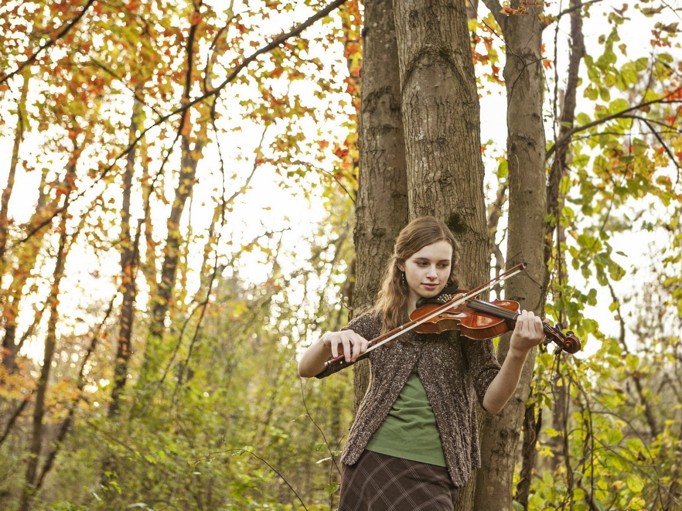 Скрипачка в осенней роще