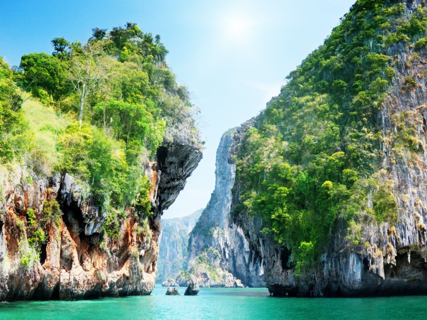 Узкий проход между мощными скалами