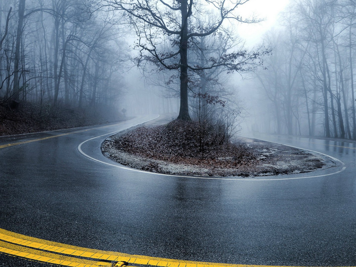 Крутой поворот на дороге