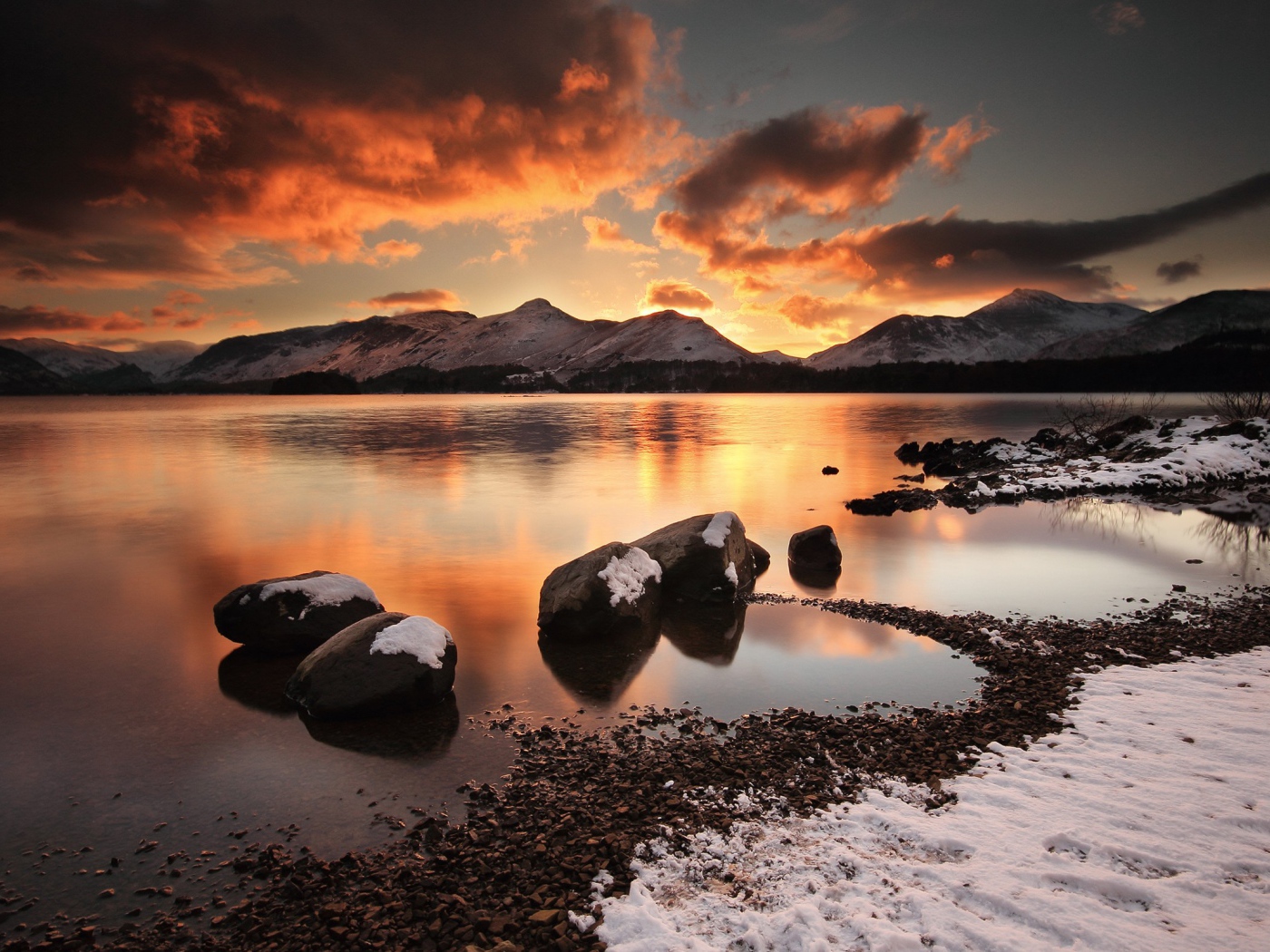 Черные камни у кромки воды