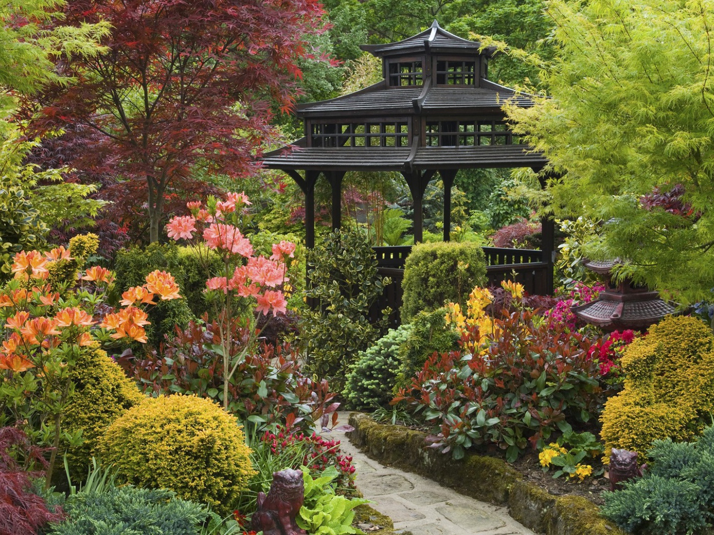 Черная деревянная беседка в японском саду