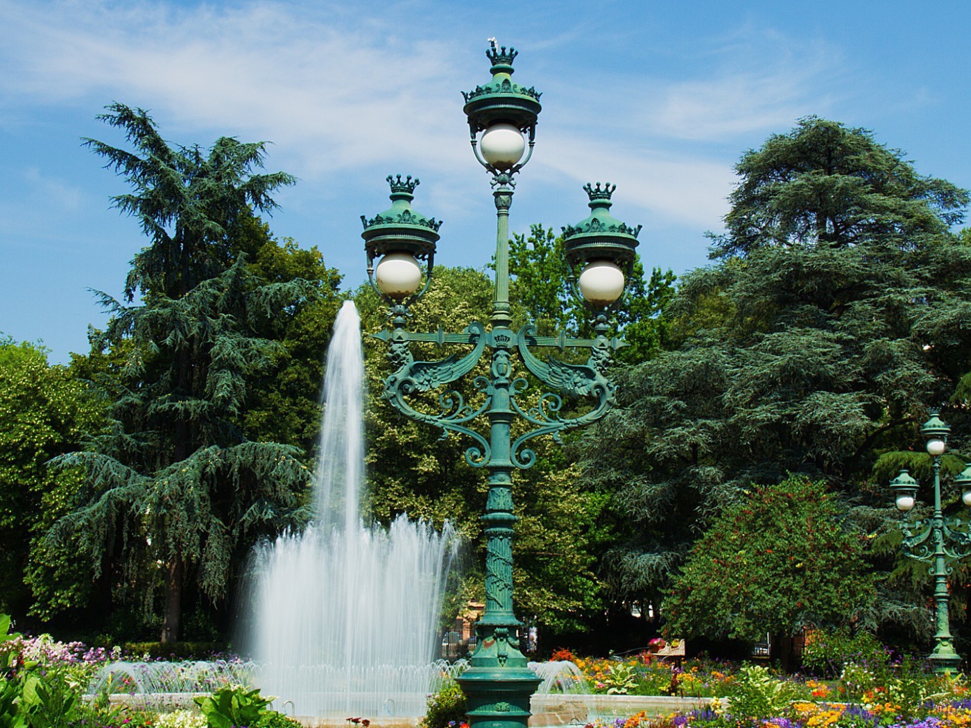 Зеленый чугунный фонарь в парке