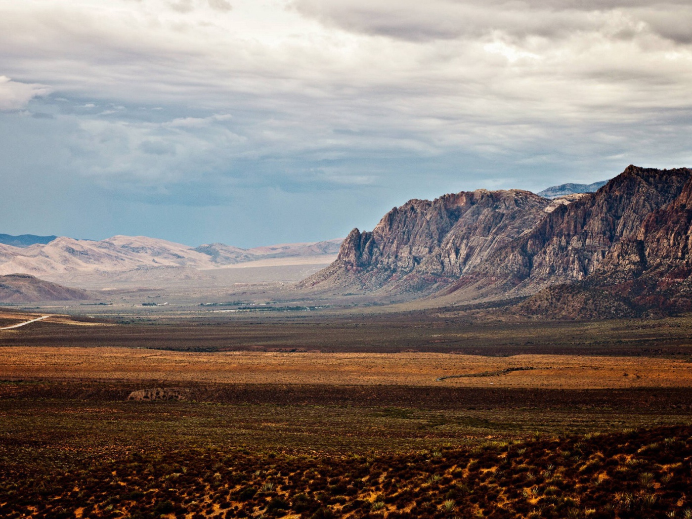 Неприветливая равнина между скалами