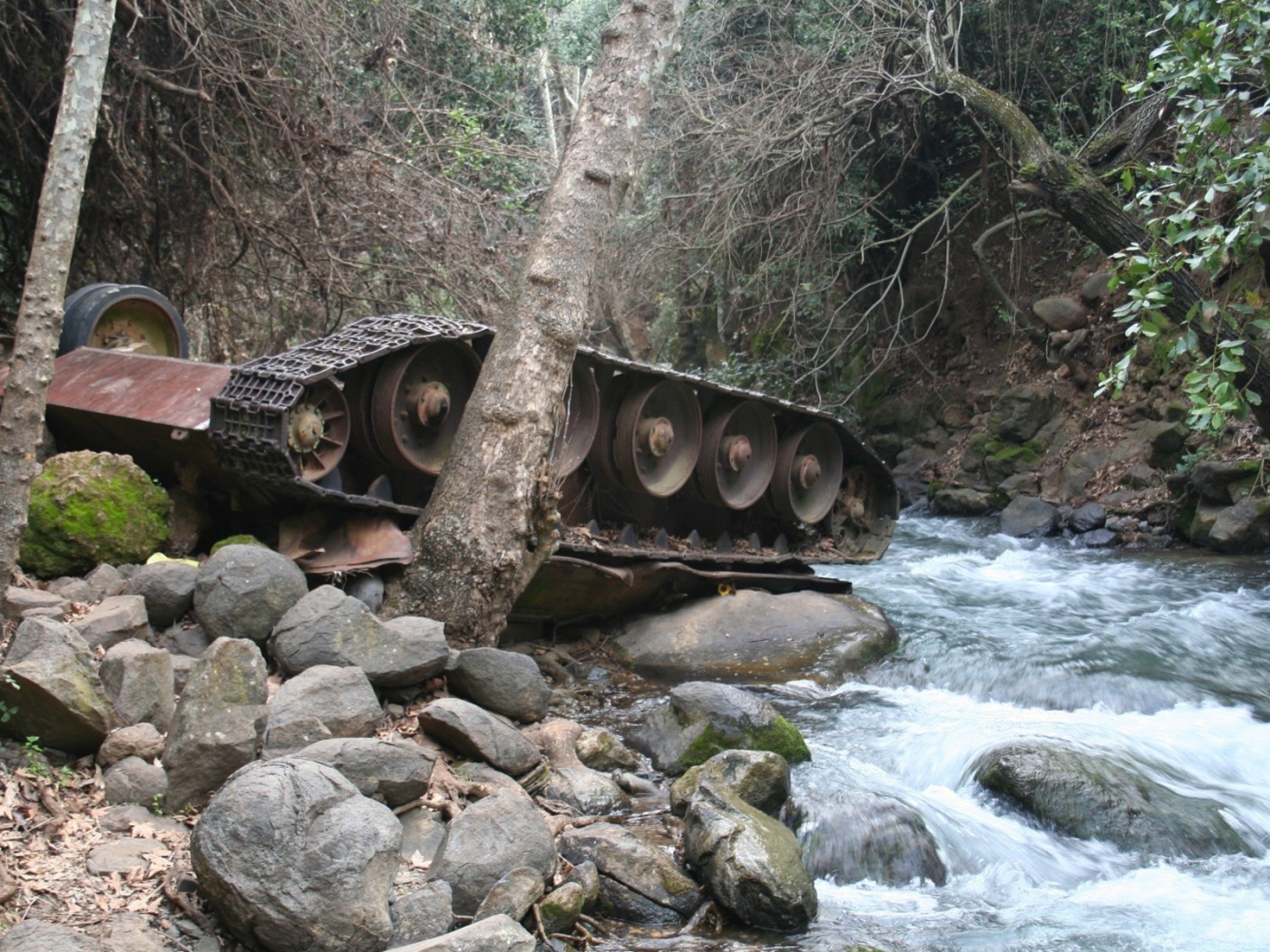 Перевернутый танк в горном ручье