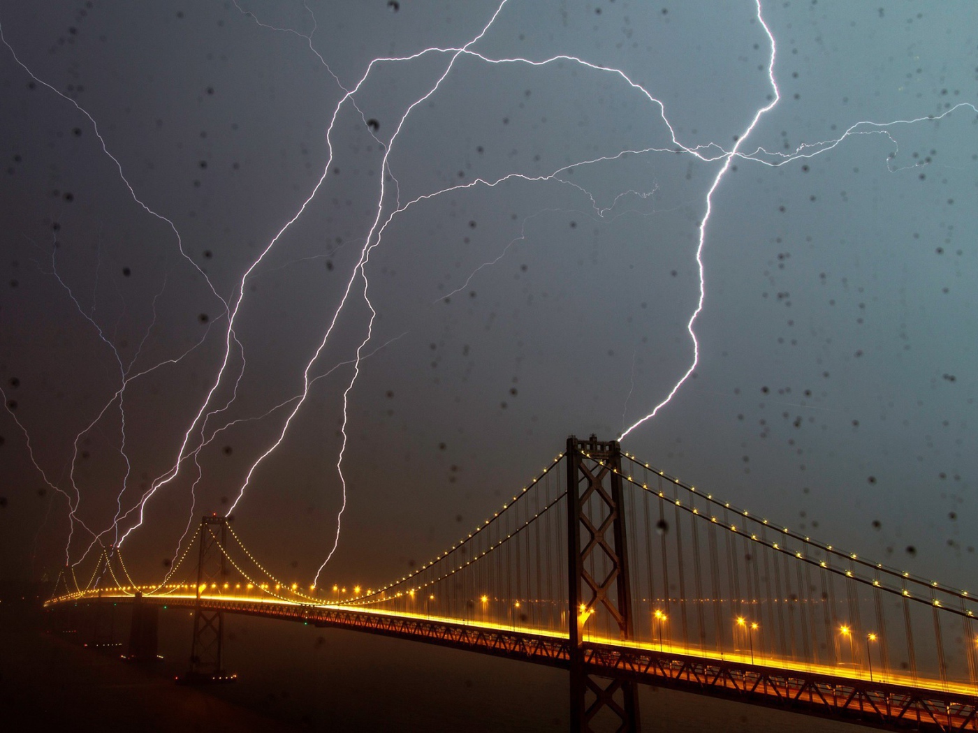 Молнии бьют в мост во время грозы