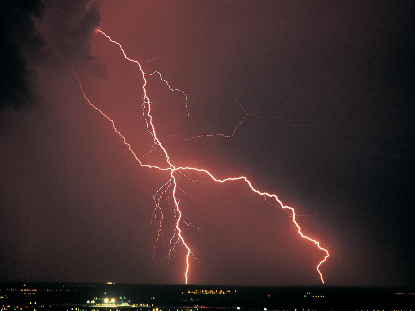 Оранжевая молния в черном небе