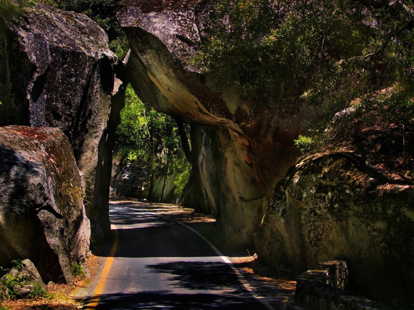 Проезд между двух скал