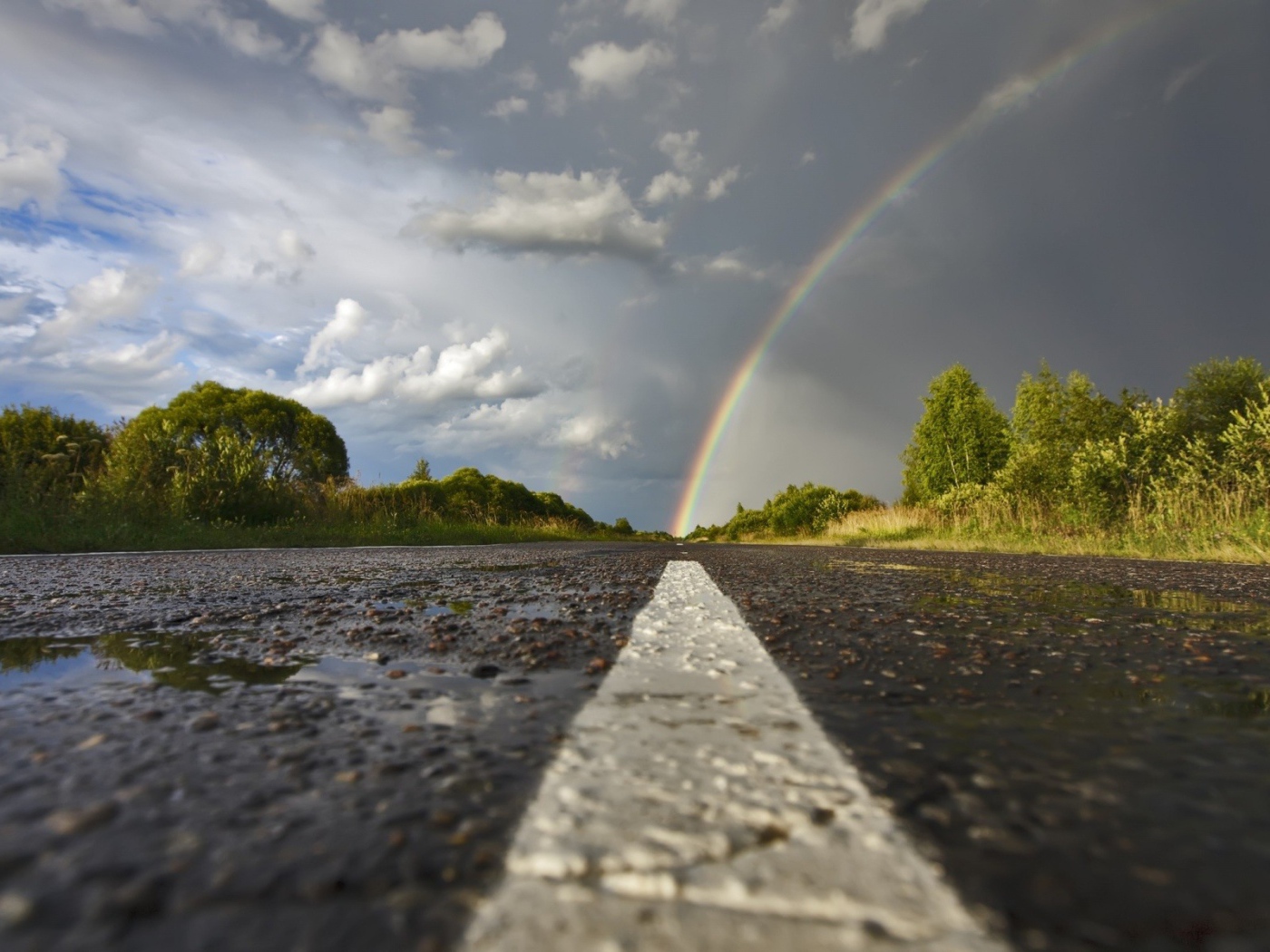 Радуга над асфальтом шоссе