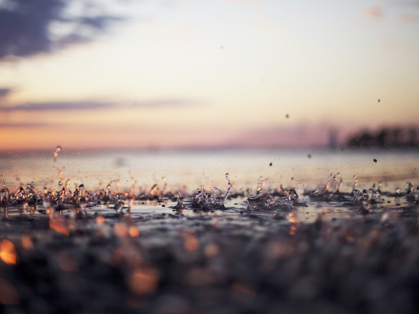 Капли дождя на мостовой