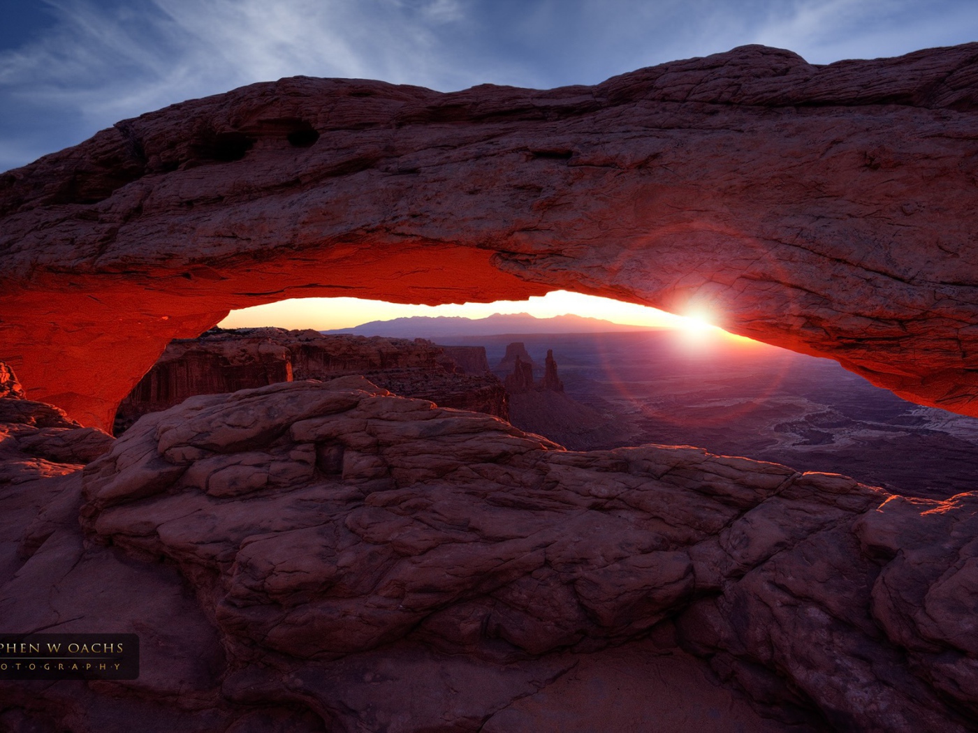 Восход солнца между скал