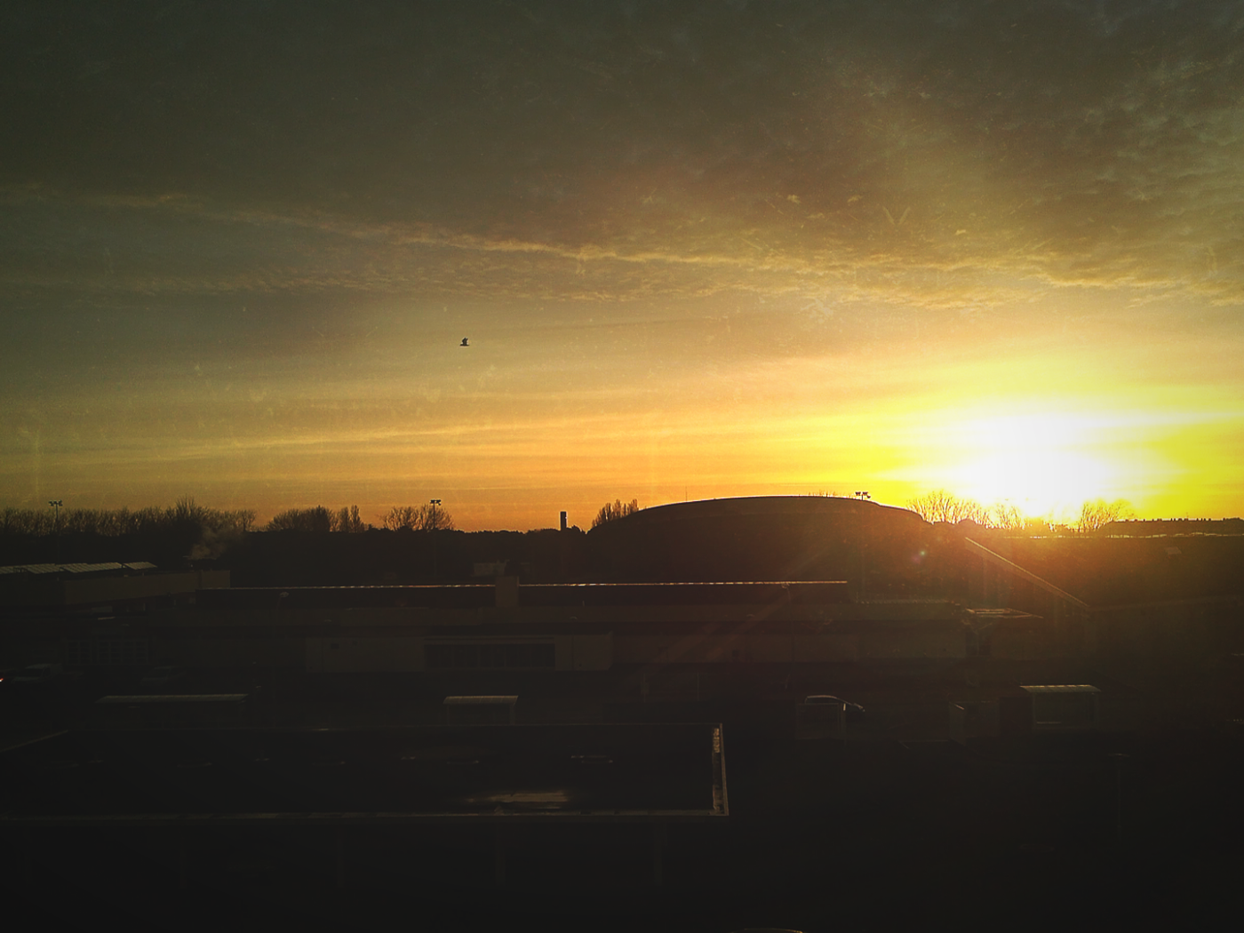 Восход солнца над постройками