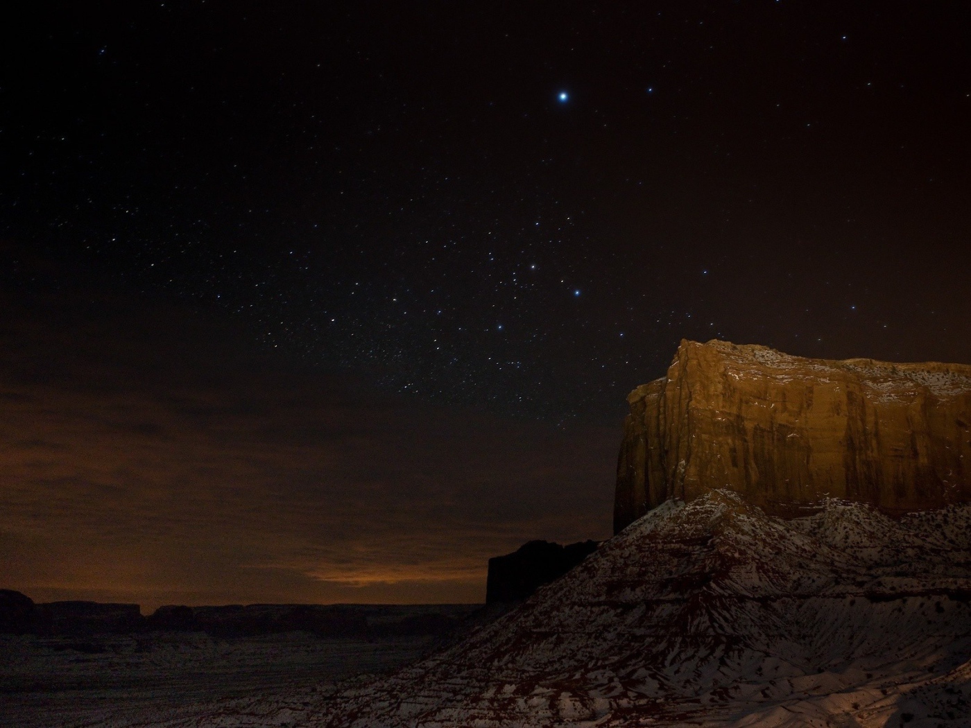 Ночное небо над скалами каньона