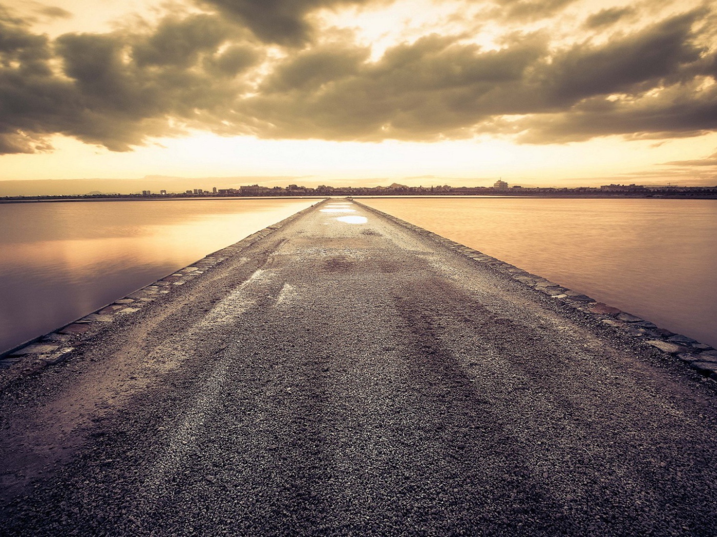 Дорога среди воды