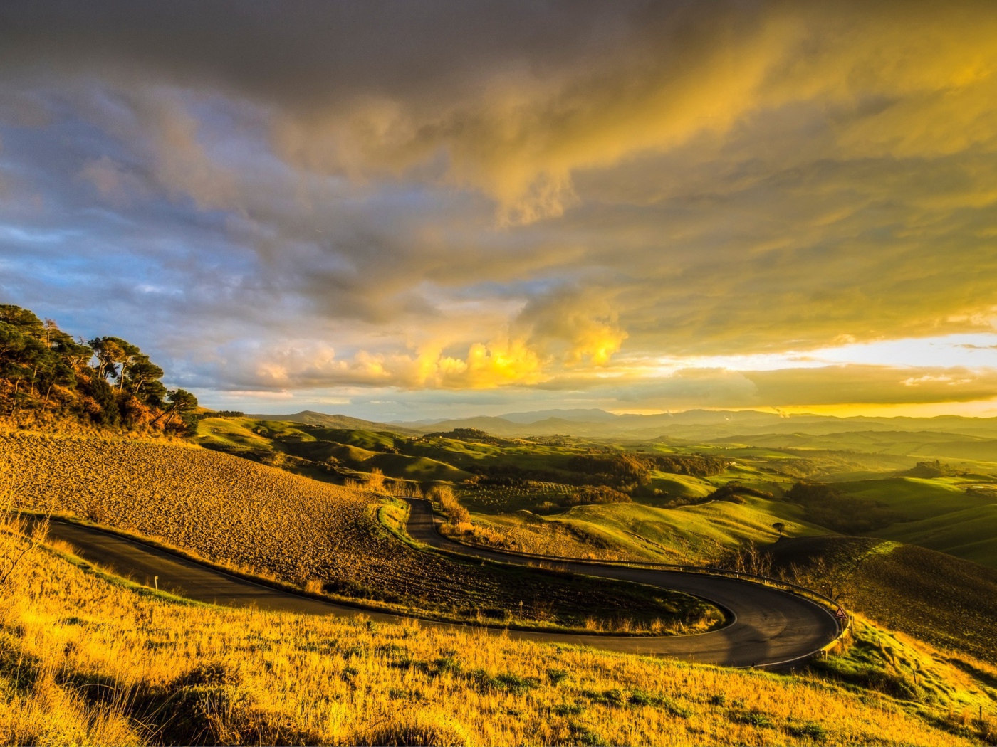 Дорога среди холмов
