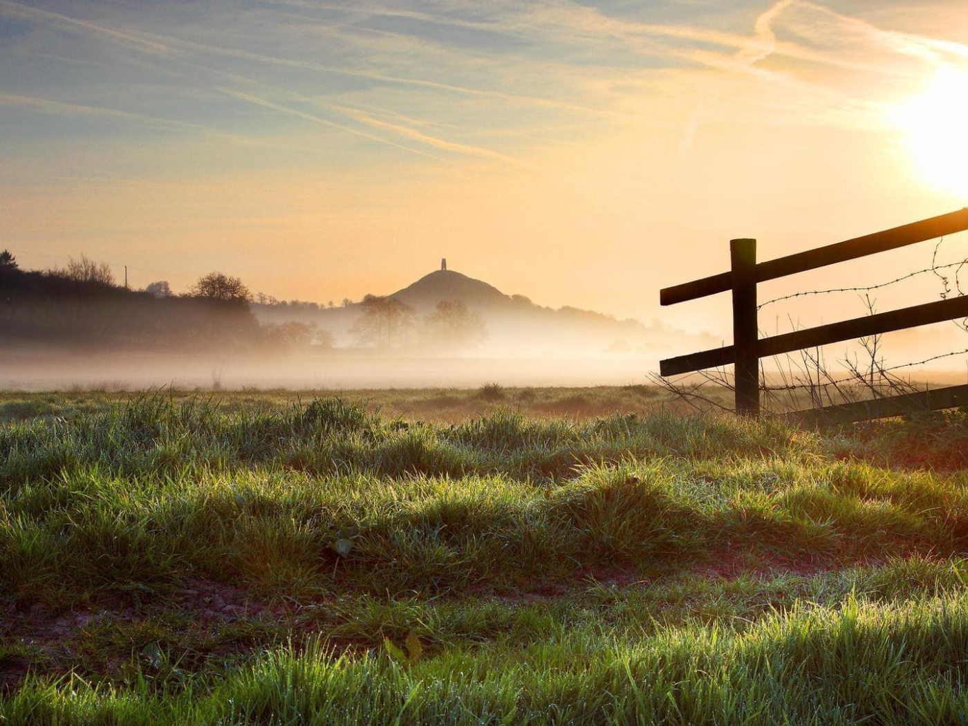 Солнце рассеивает утренний туман на ферме
