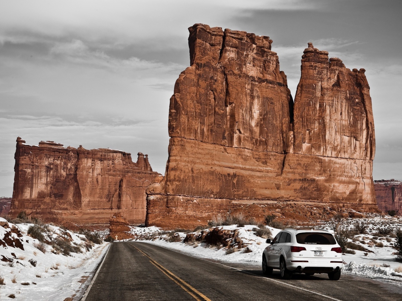 Вертикальная коричневая скала у дороги