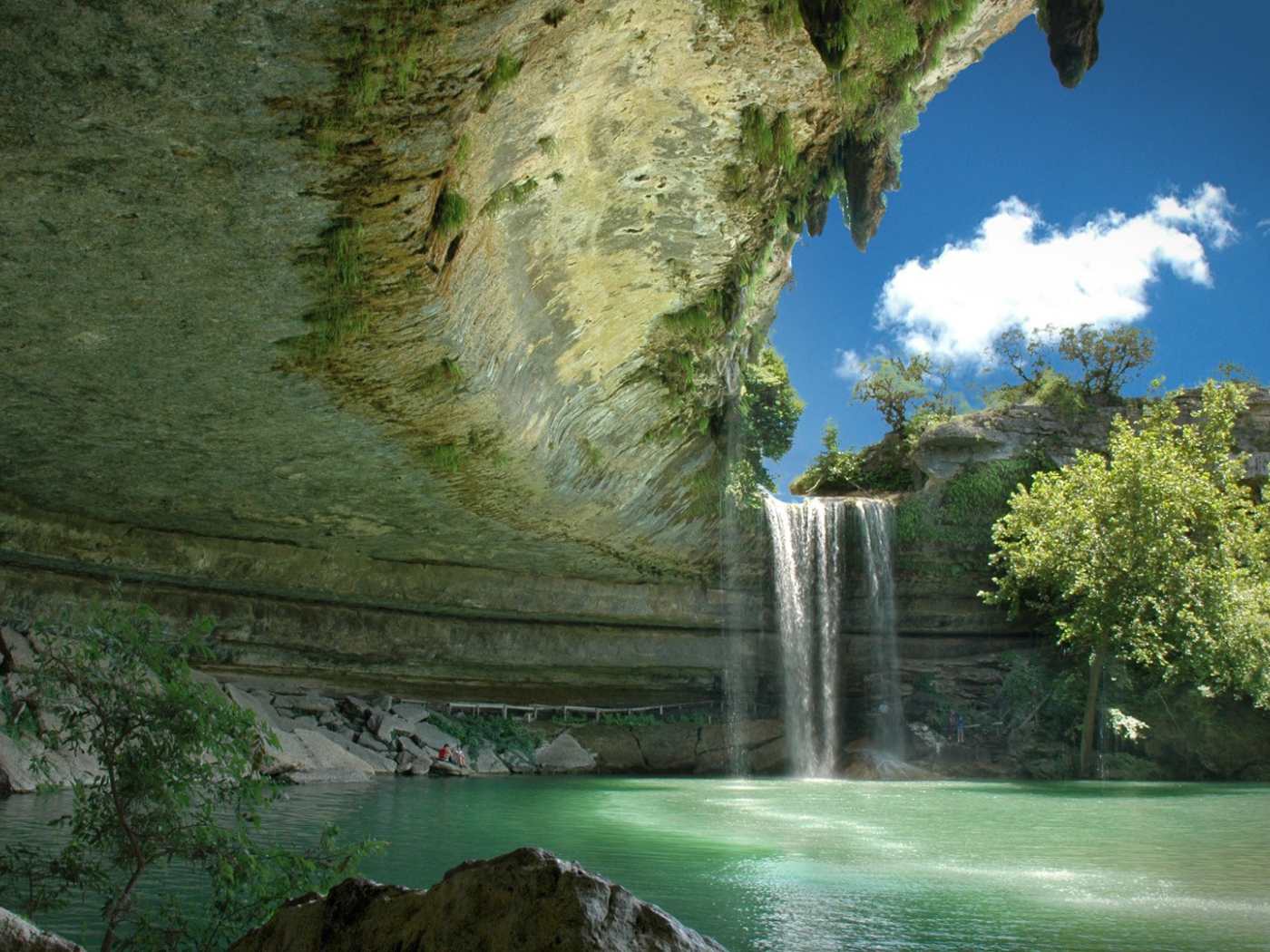 Водопад и озеро под каменным козырьком
