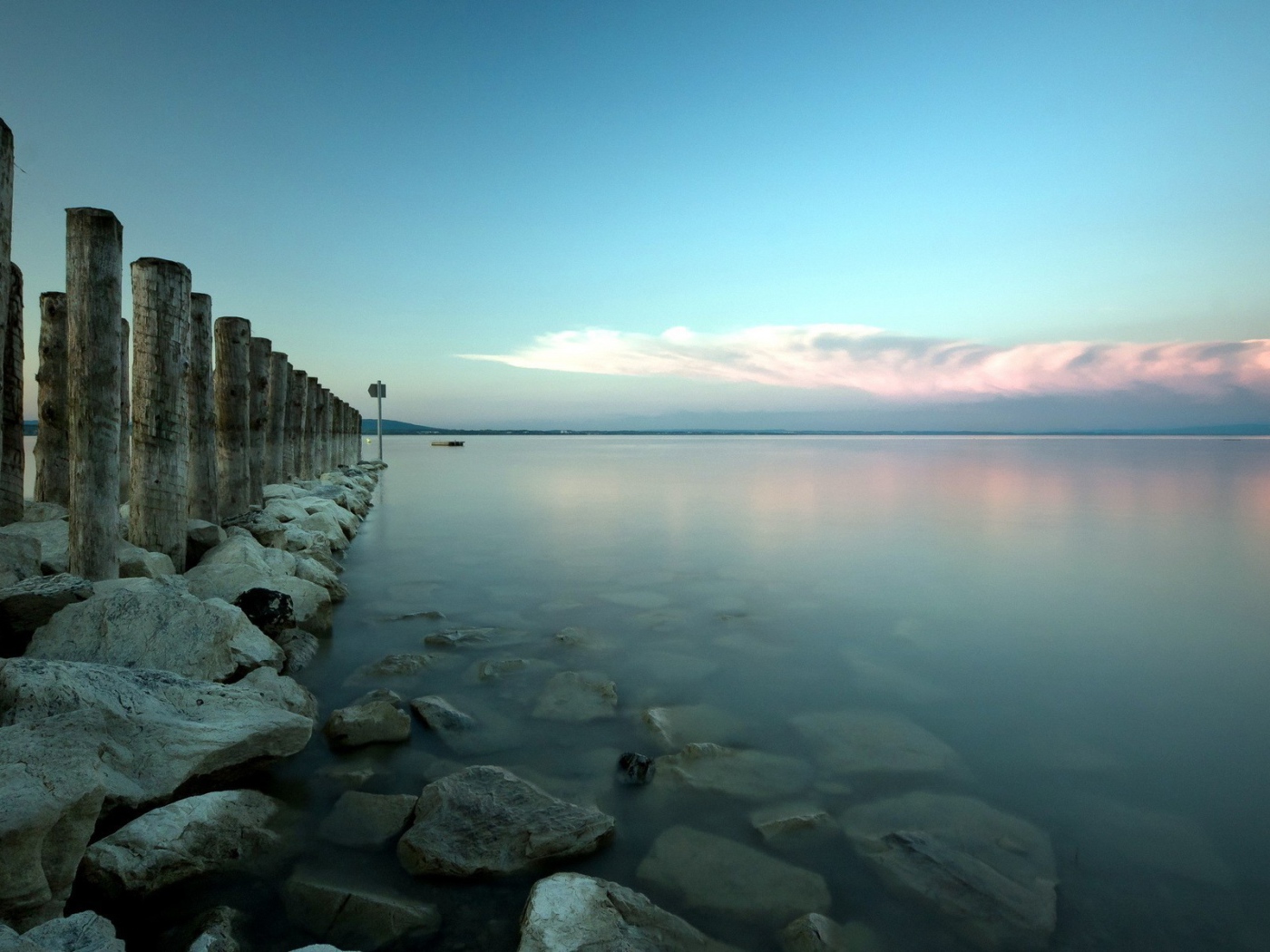 Деревянные сваи от пирса