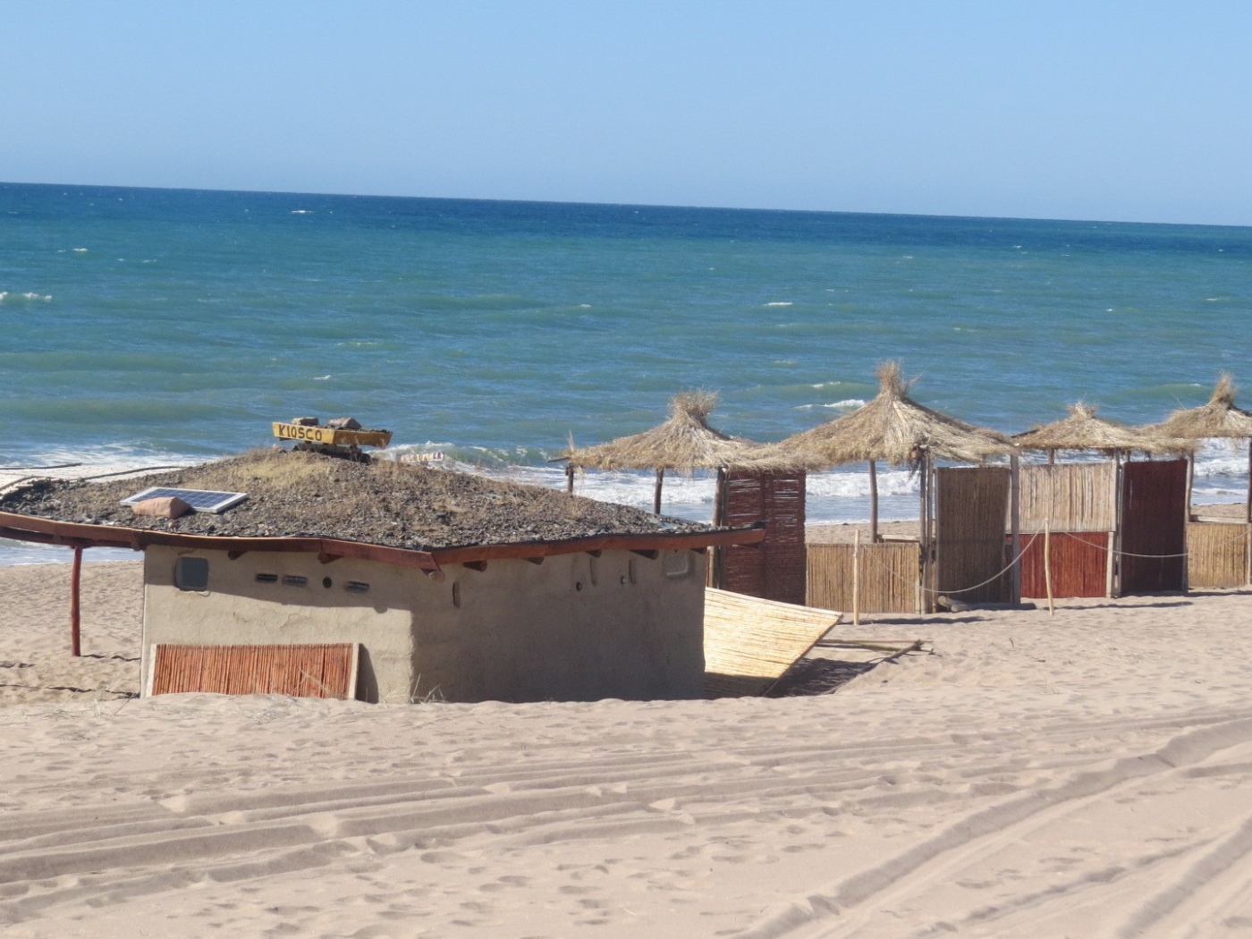 Пляжные домики из тростника