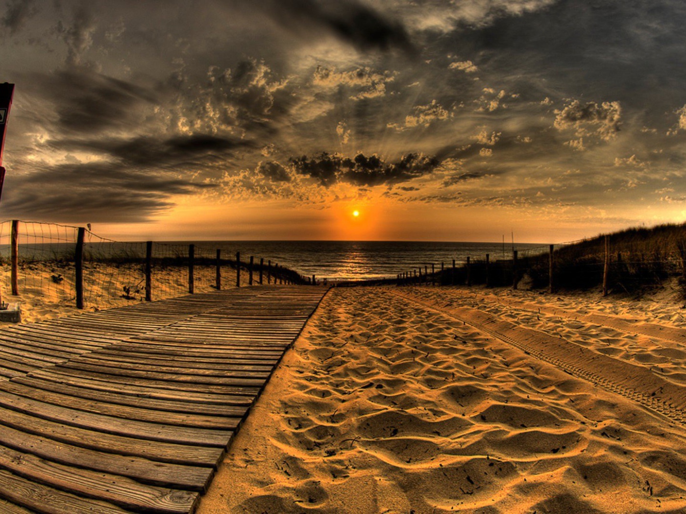 Деревянная дорожка на пляже