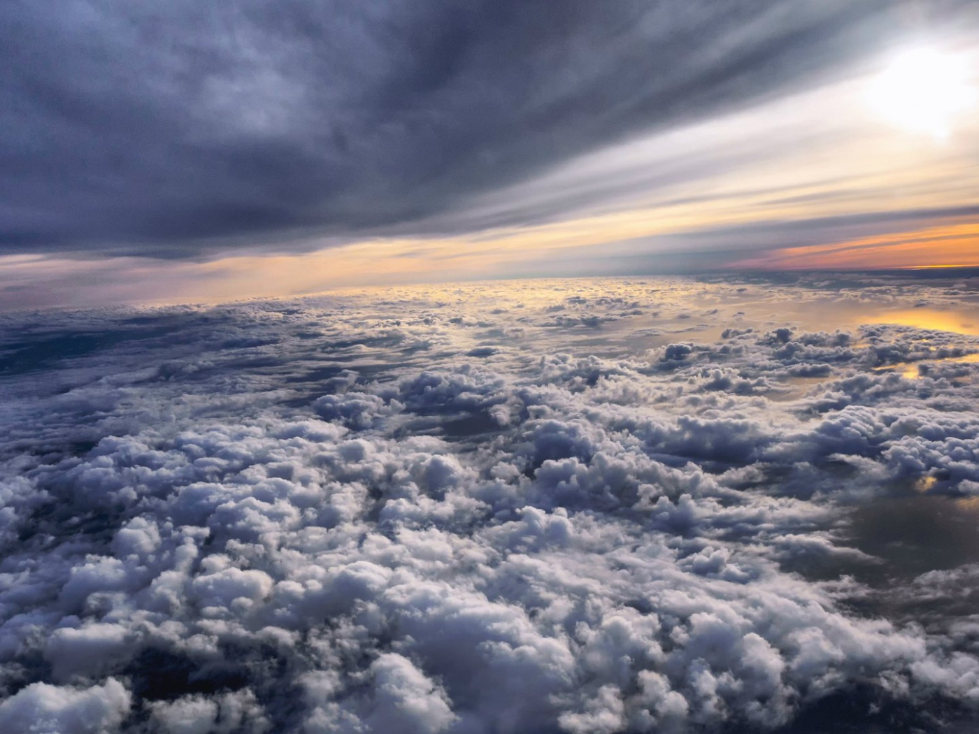 Полет над облаками на закате