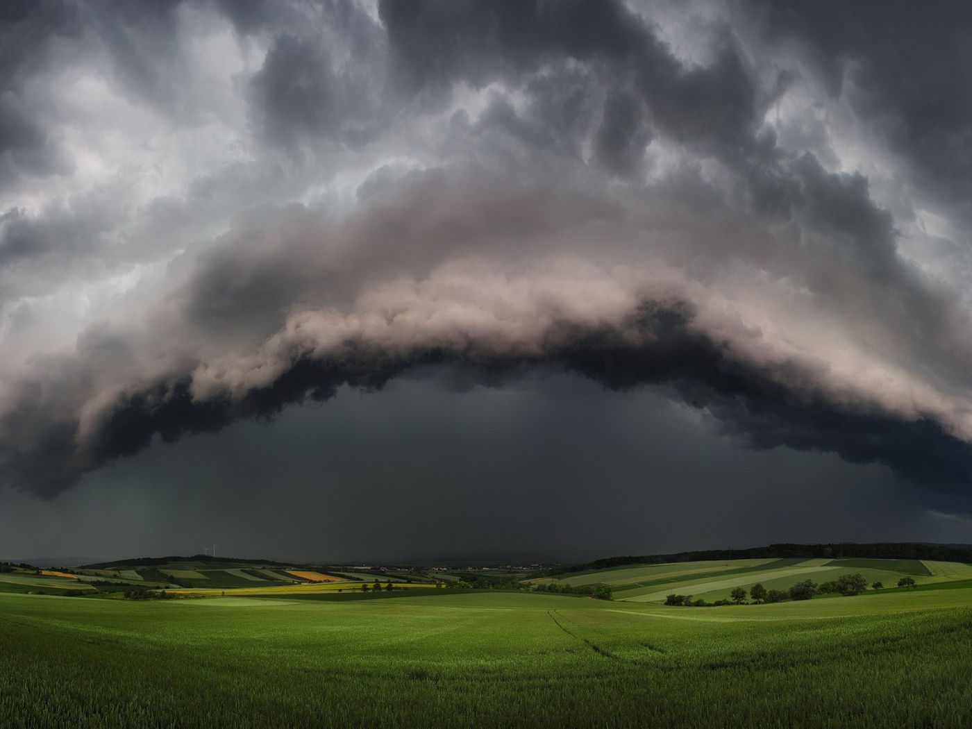 Черное облако супер шторма