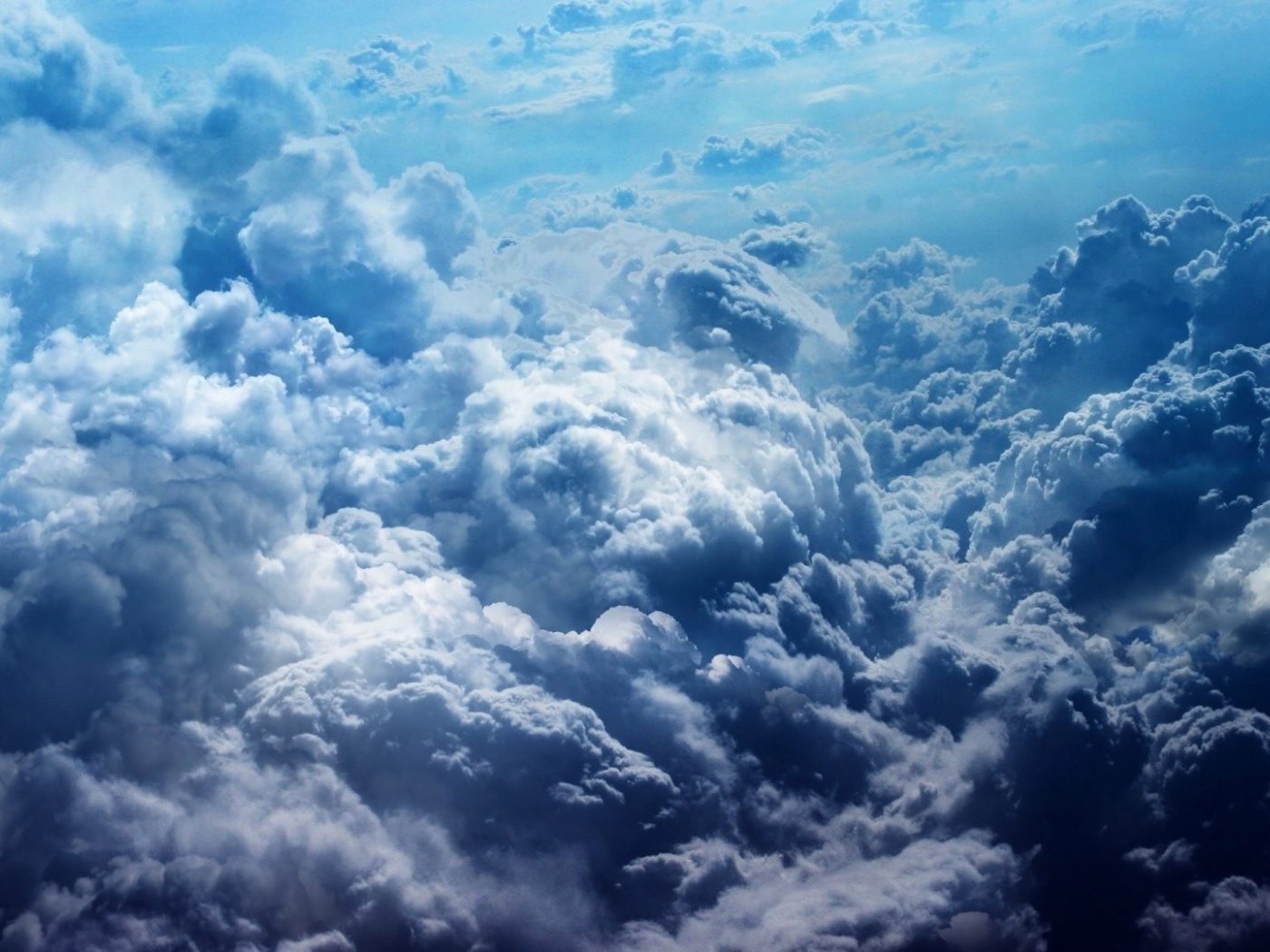 Вид на голубые кучевые облака