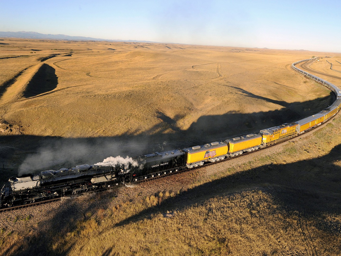 Поезд на железной дороге в пустыне
