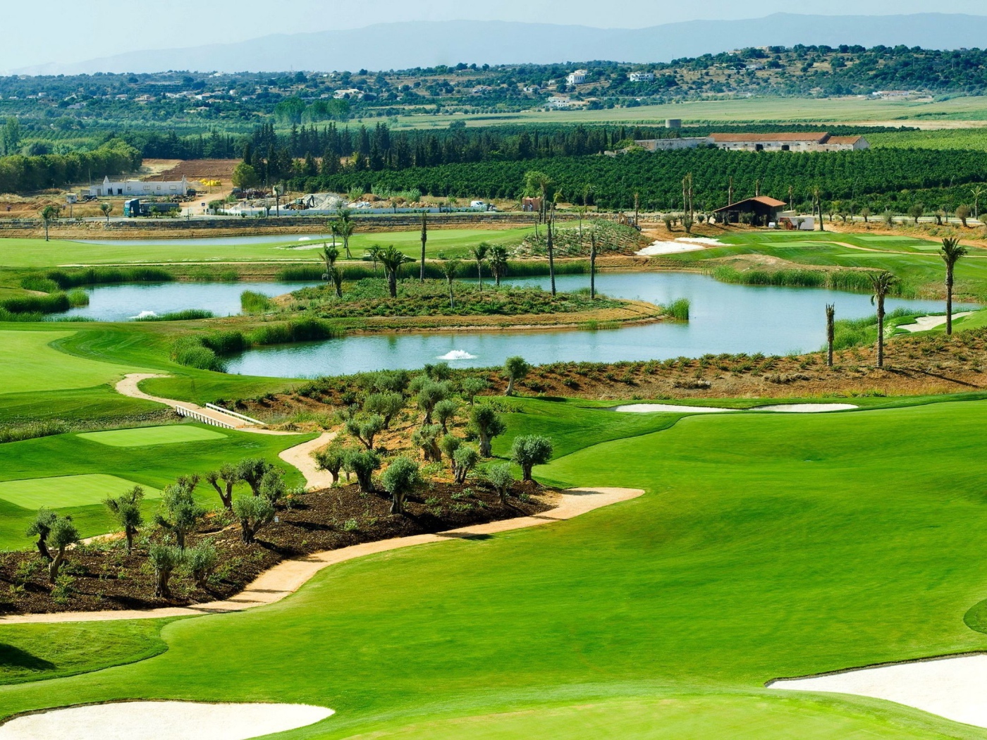 Роскошное поле в загородном гольф клубе
