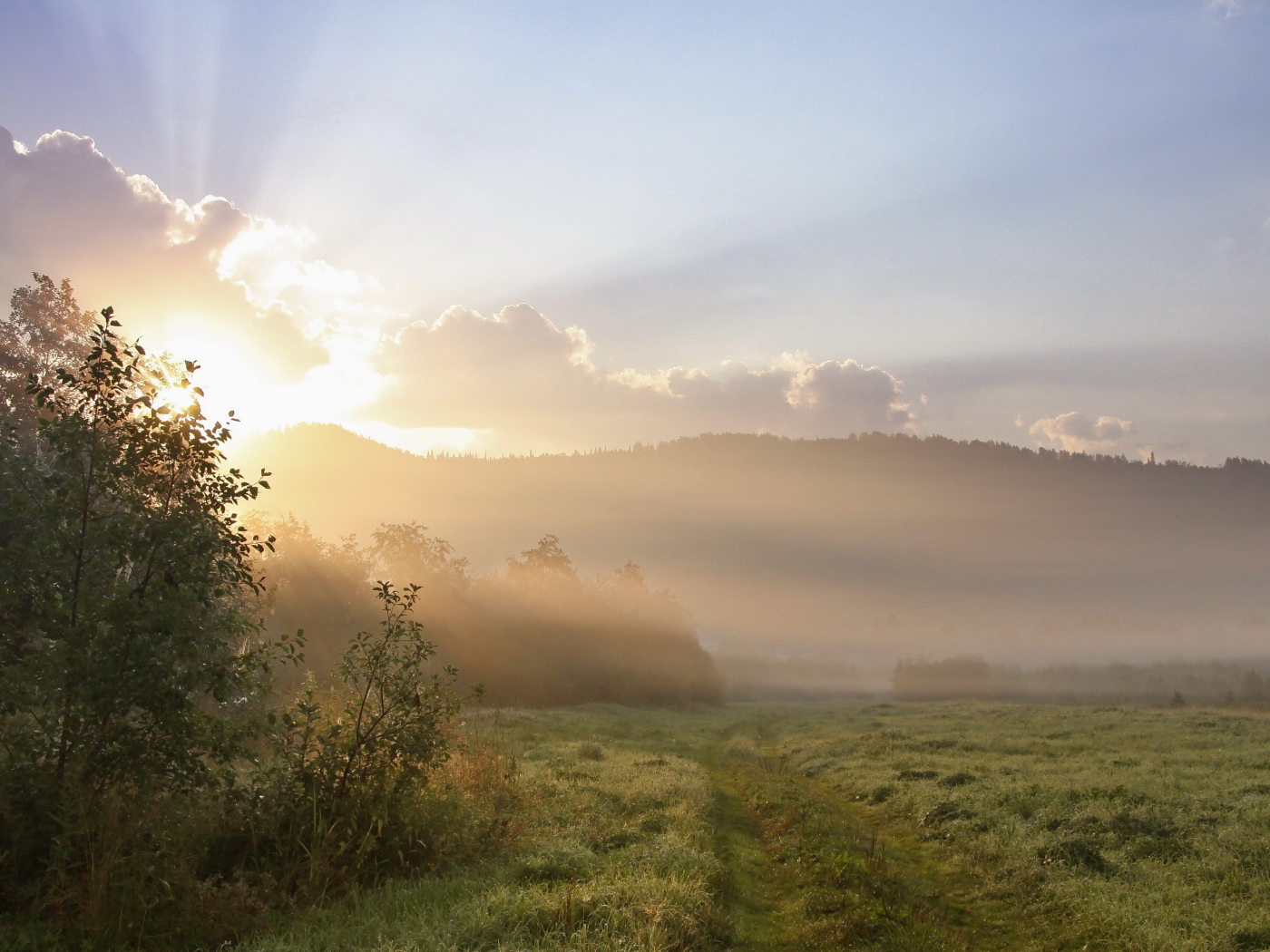Восход солнца из за холма