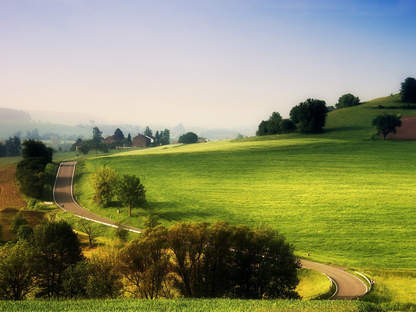 Дорожка к ферме у края поля