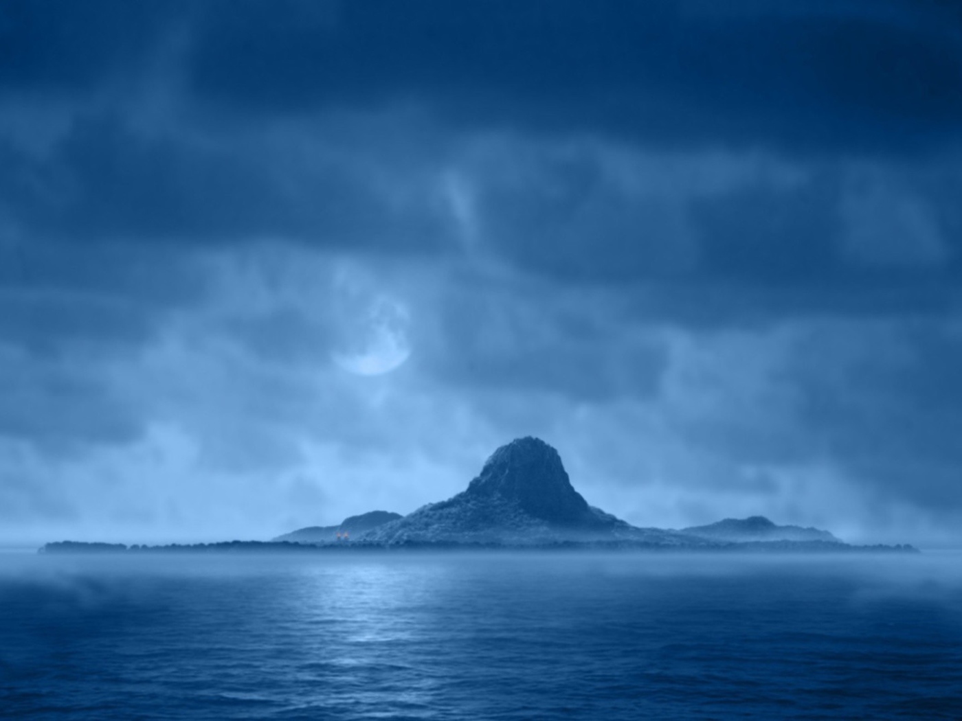 Остров среди тумана на море