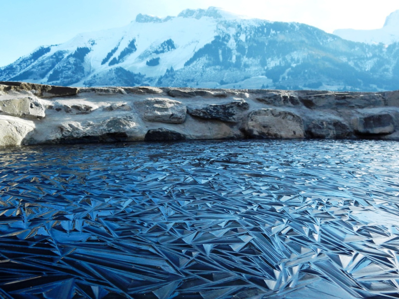 Красивый лед на озере в горах