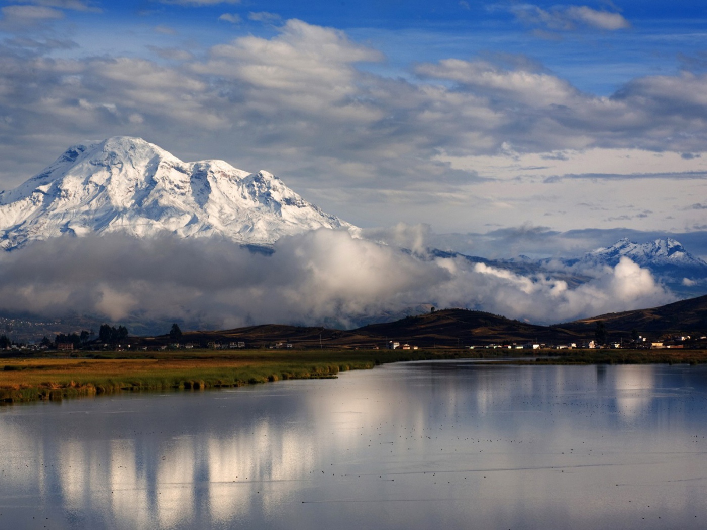 Облака между равниной и горной вершиной
