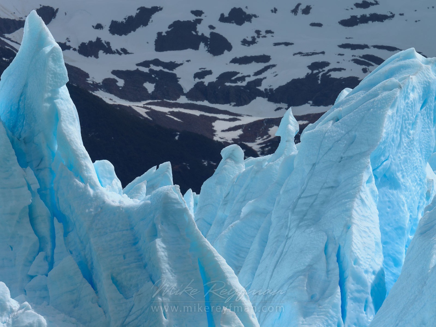 Глыбы голубого льда на фоне гор