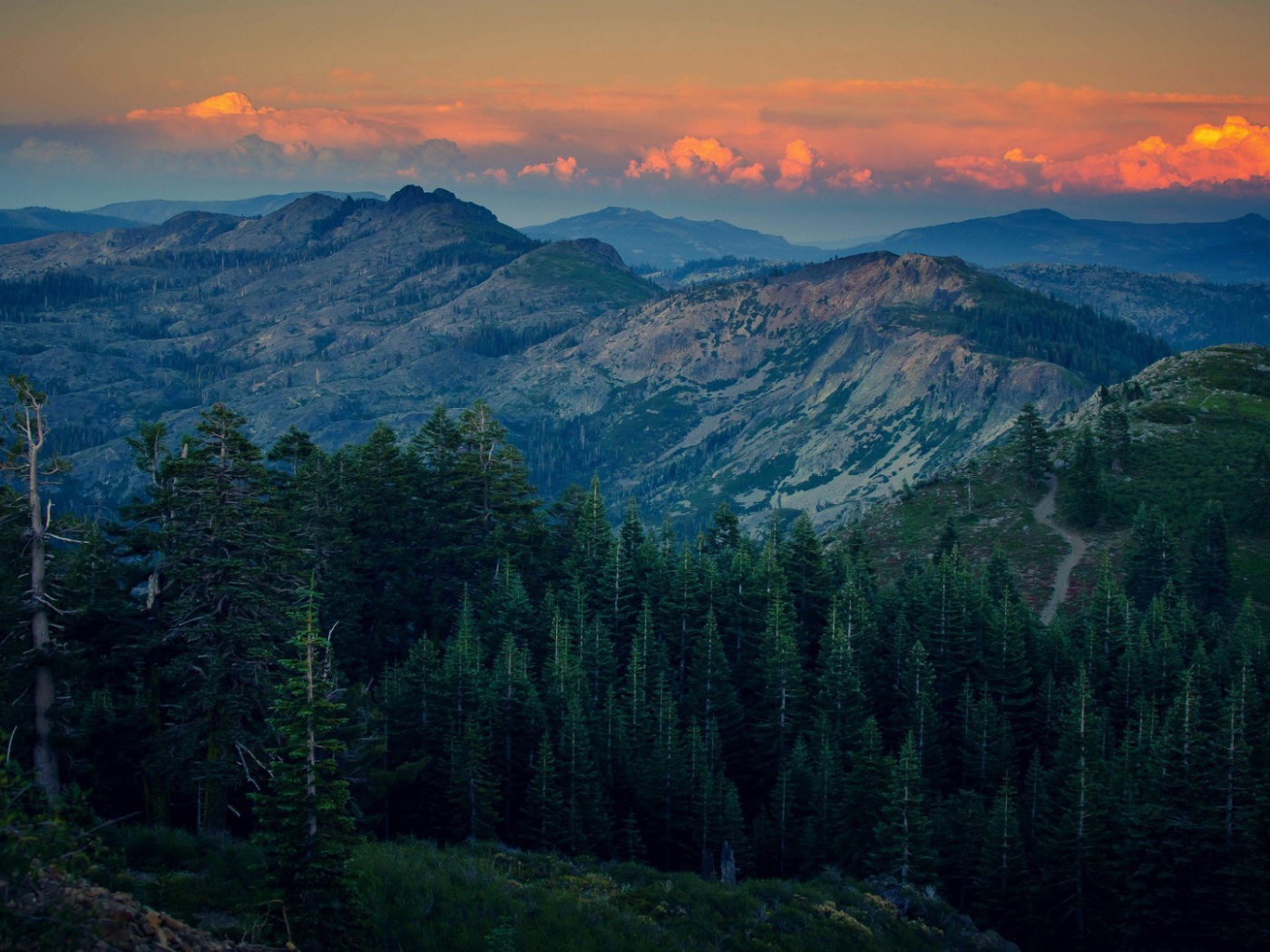 Огненно красные облака на закате в горах