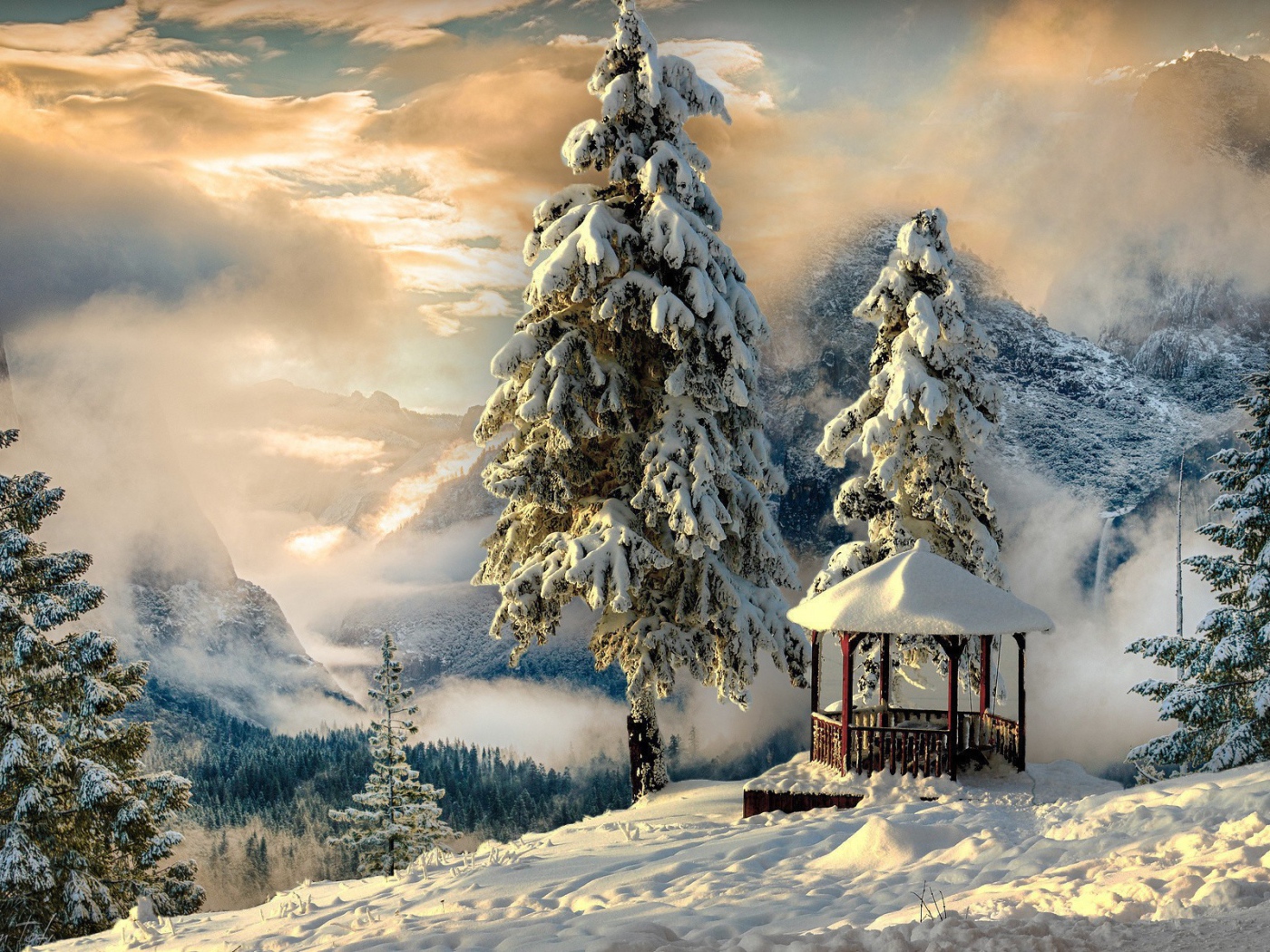 Беседка в заснеженном лесу в горах