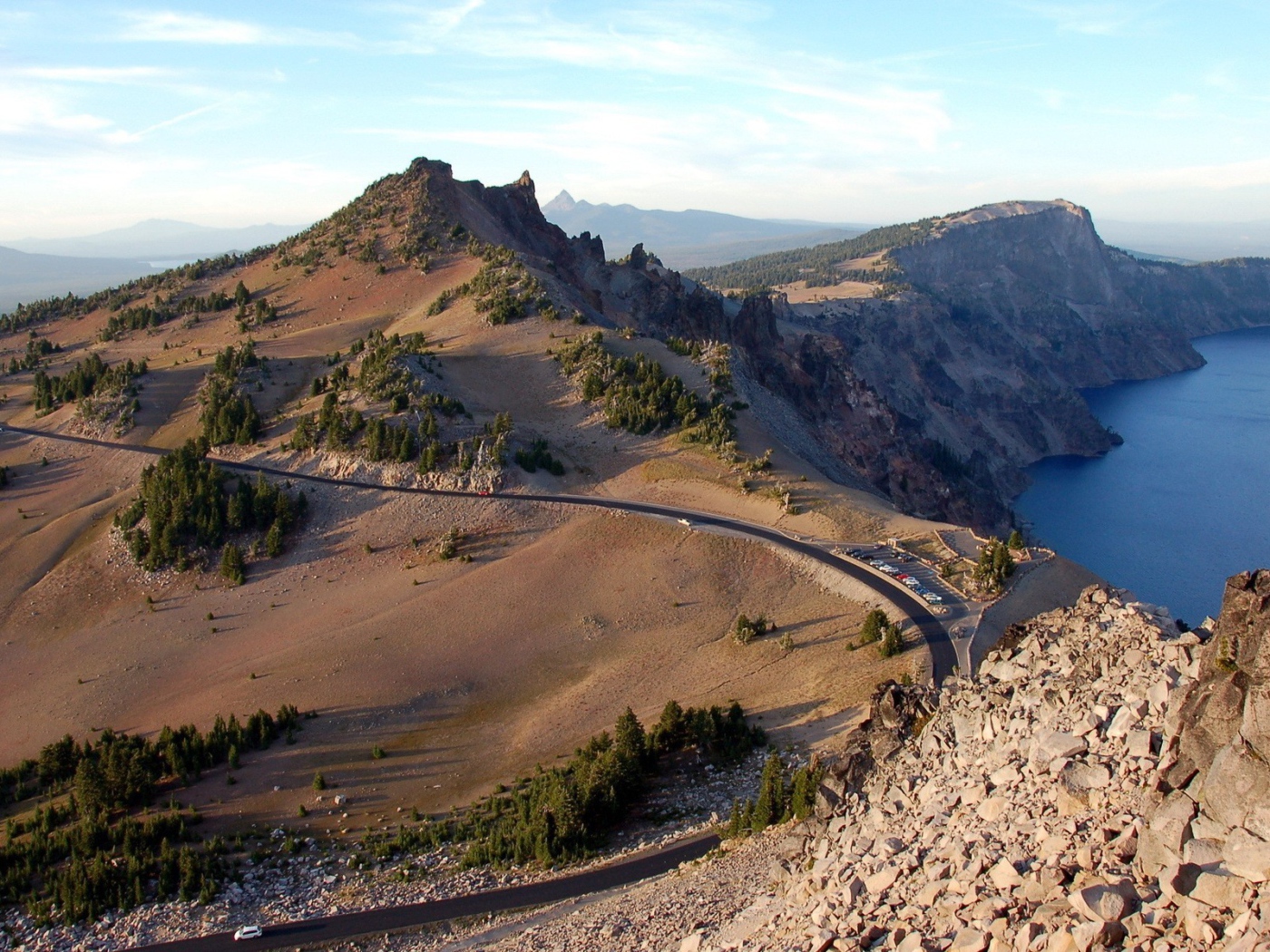 Шоссе огибает скалы у озера в горах