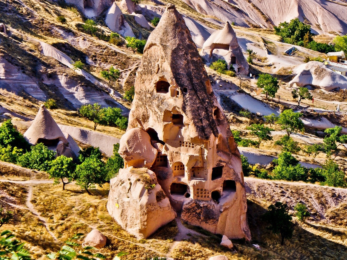 Дома в конусообразной скале