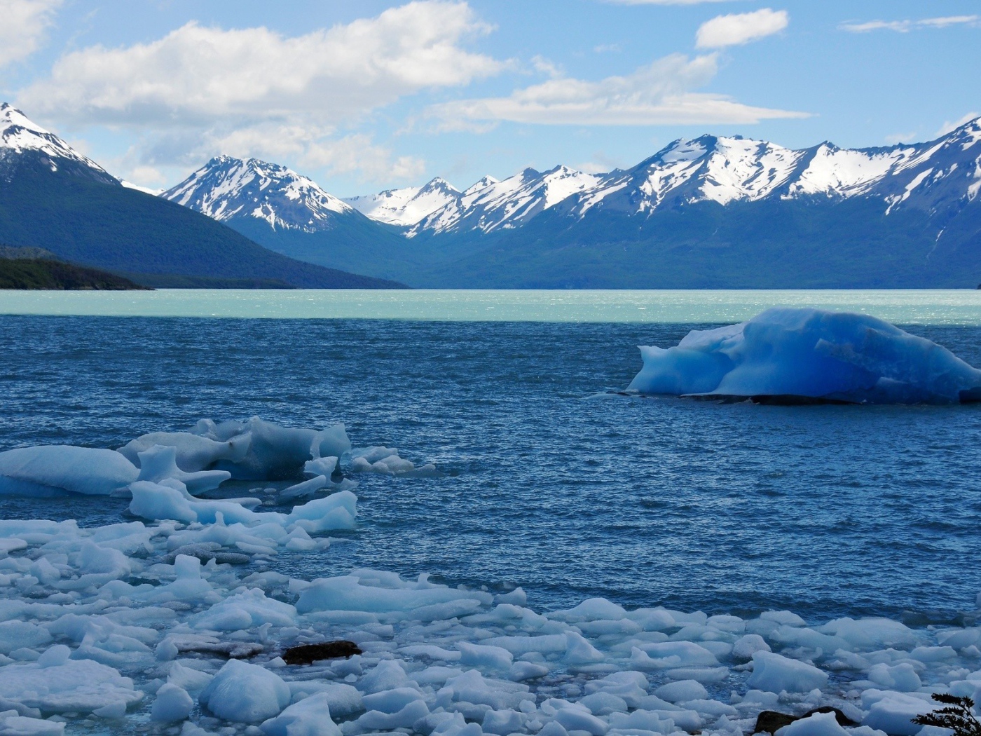 Голубой лед на горном озере