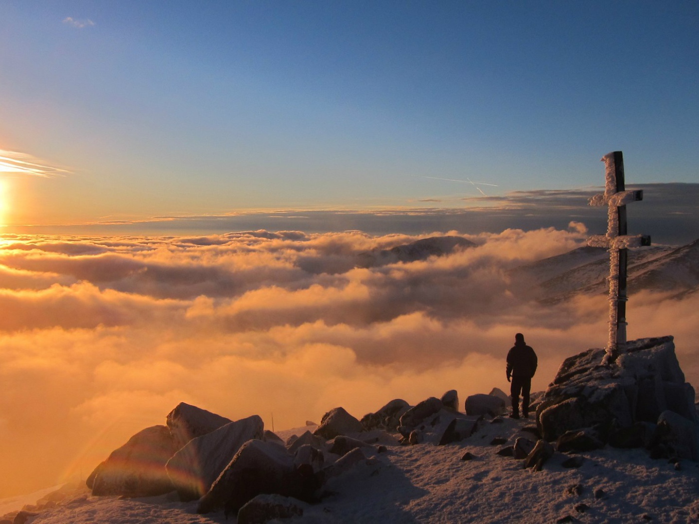 Памятный знак на вершине горы