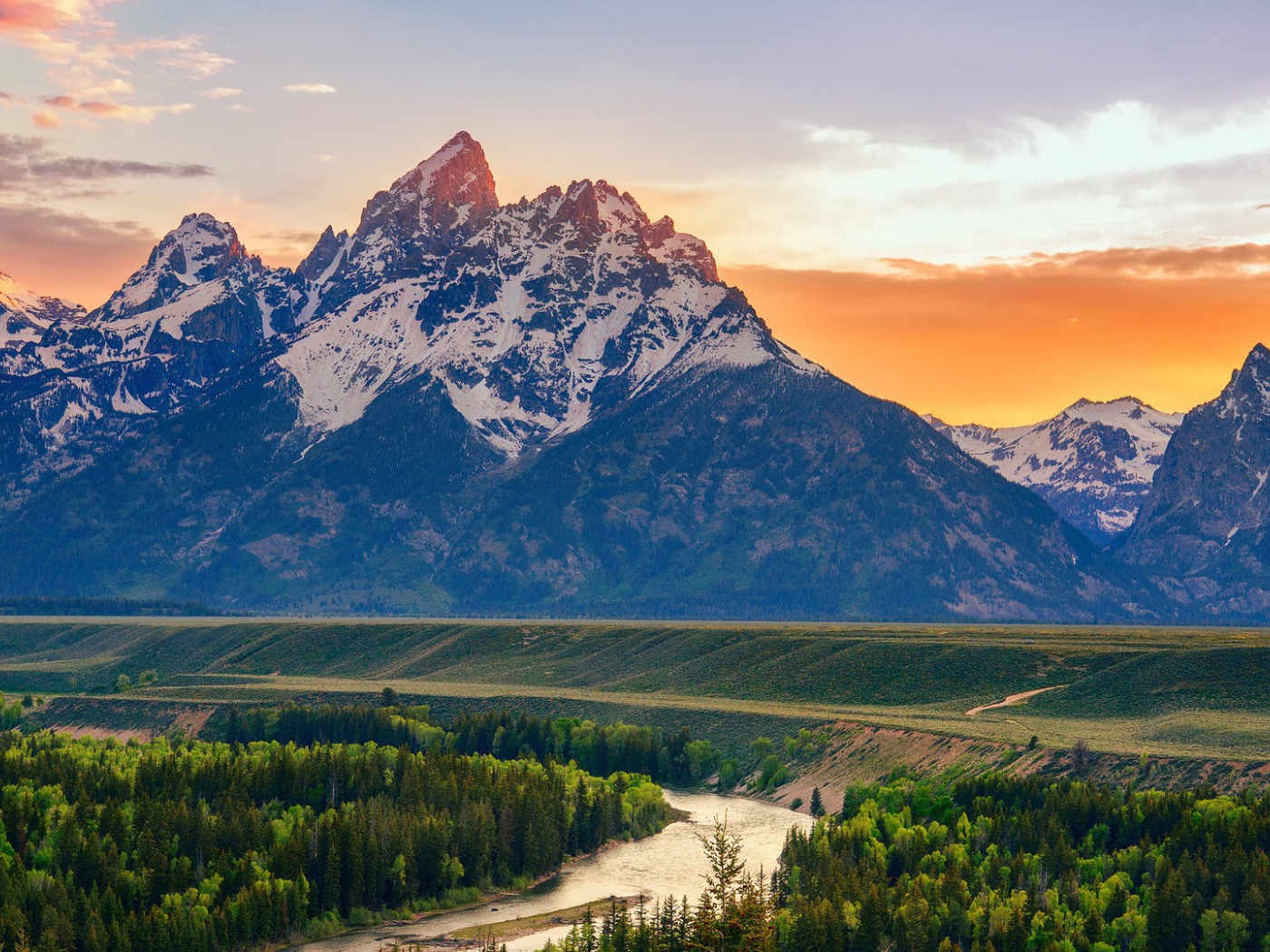 Оранжевые облака позади гор