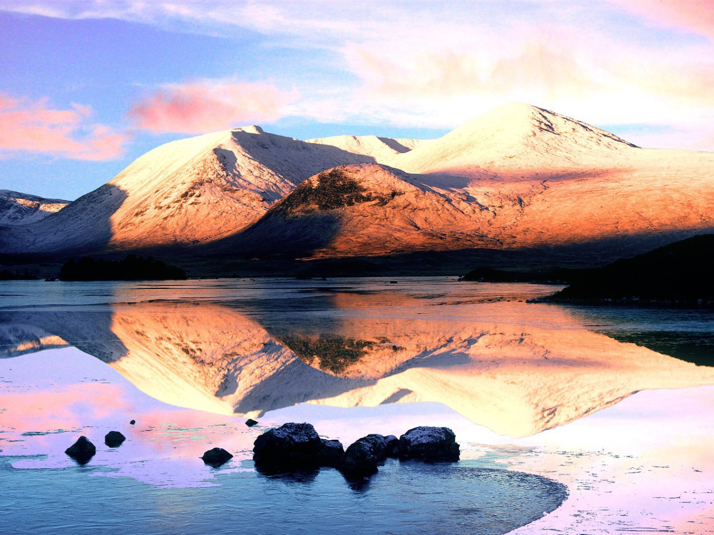 Розовые облака над вершинами гор