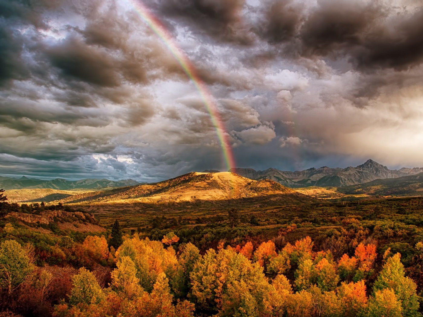 Радуга над лесом в горах