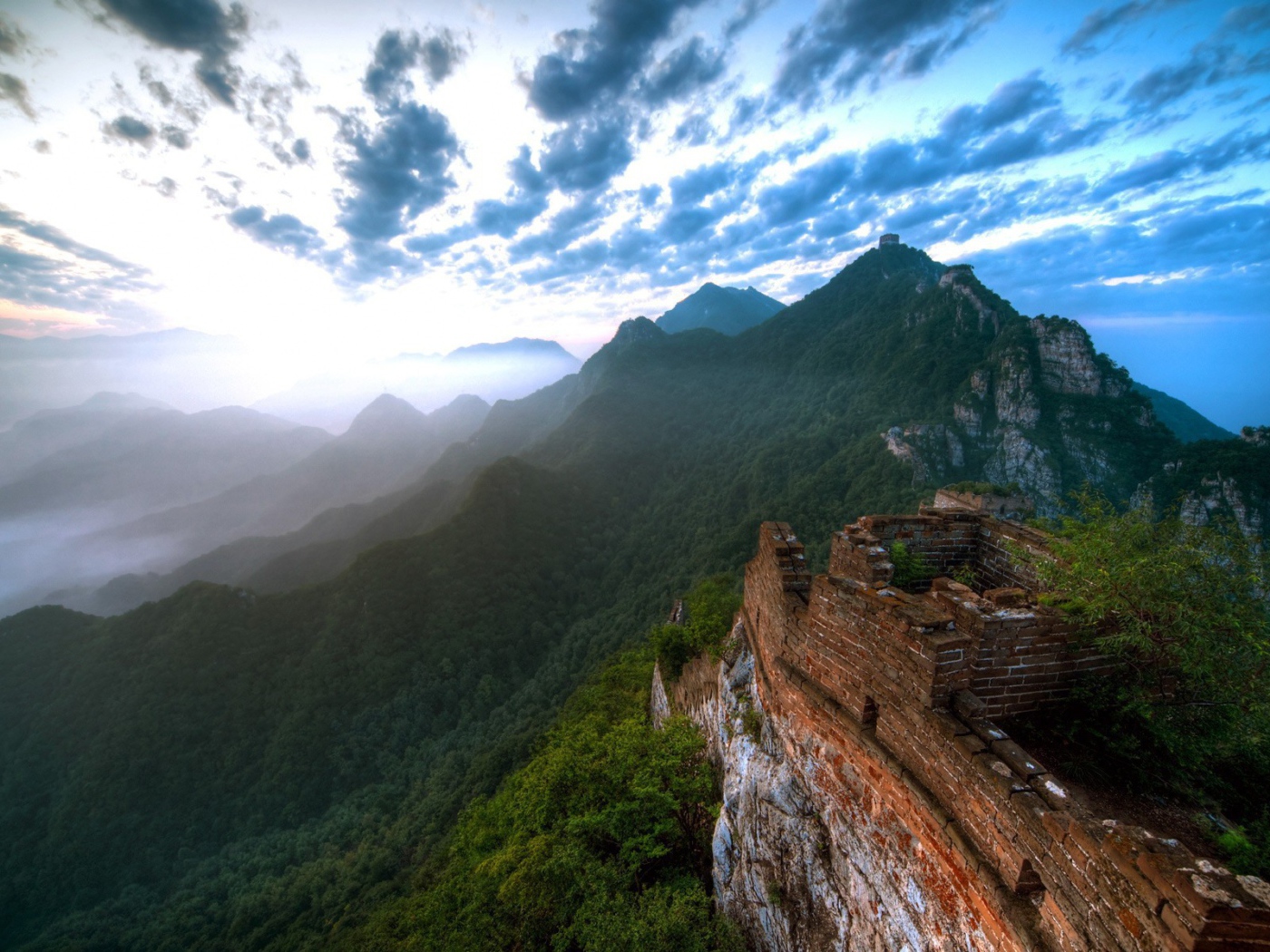 Руины здания в горах