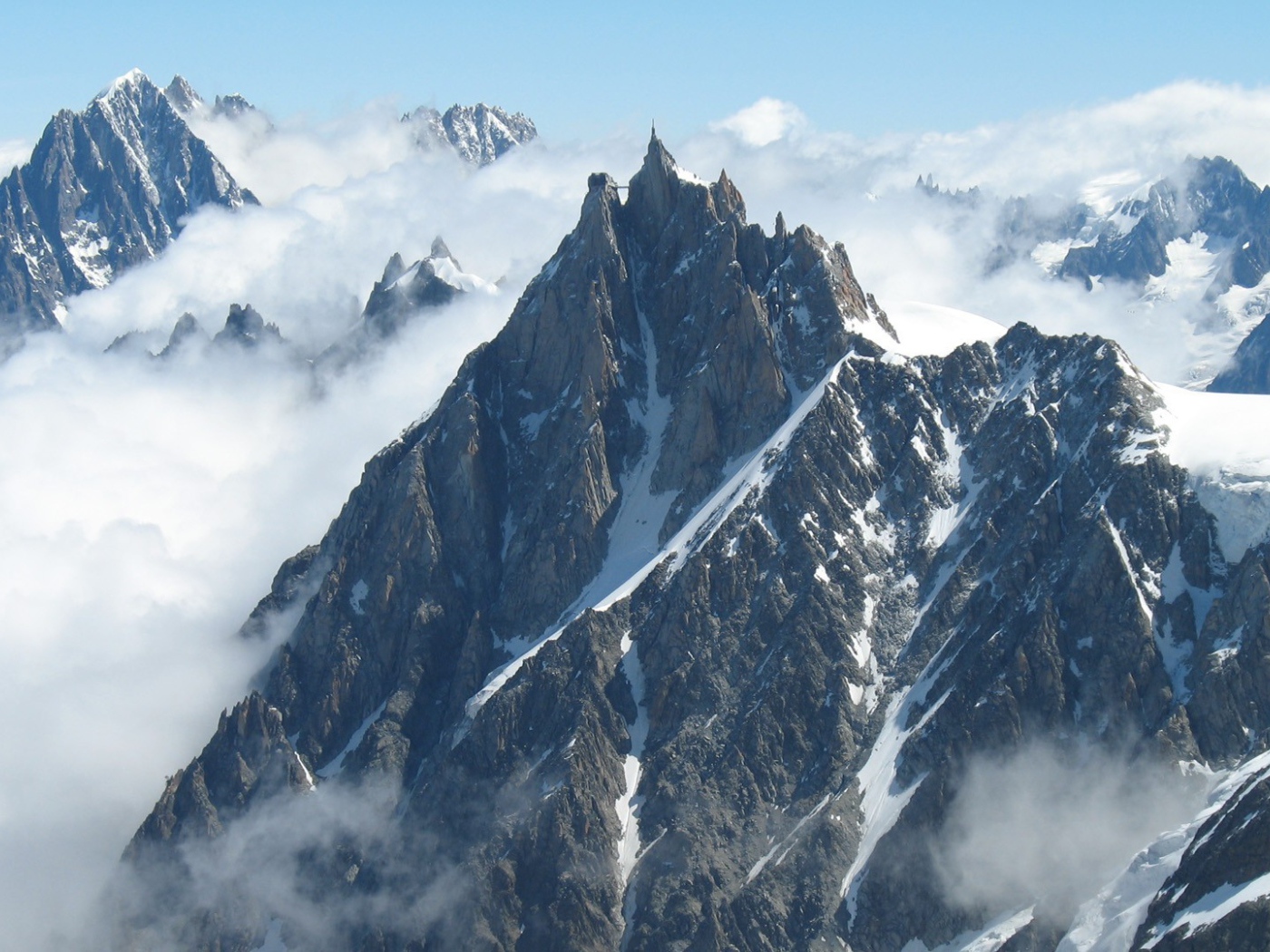 Острые вершины гор среди облаков