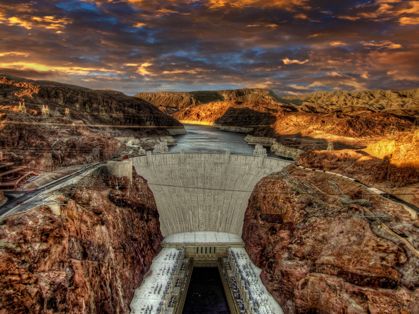 Плотина на реке в горах