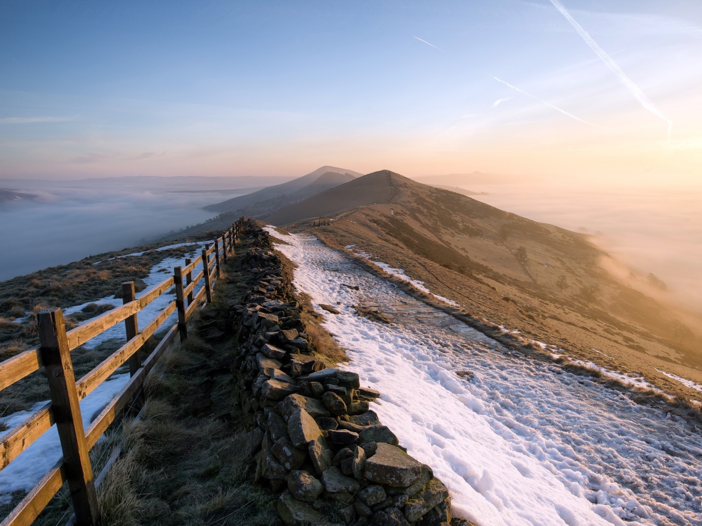 Забор на горной гряде