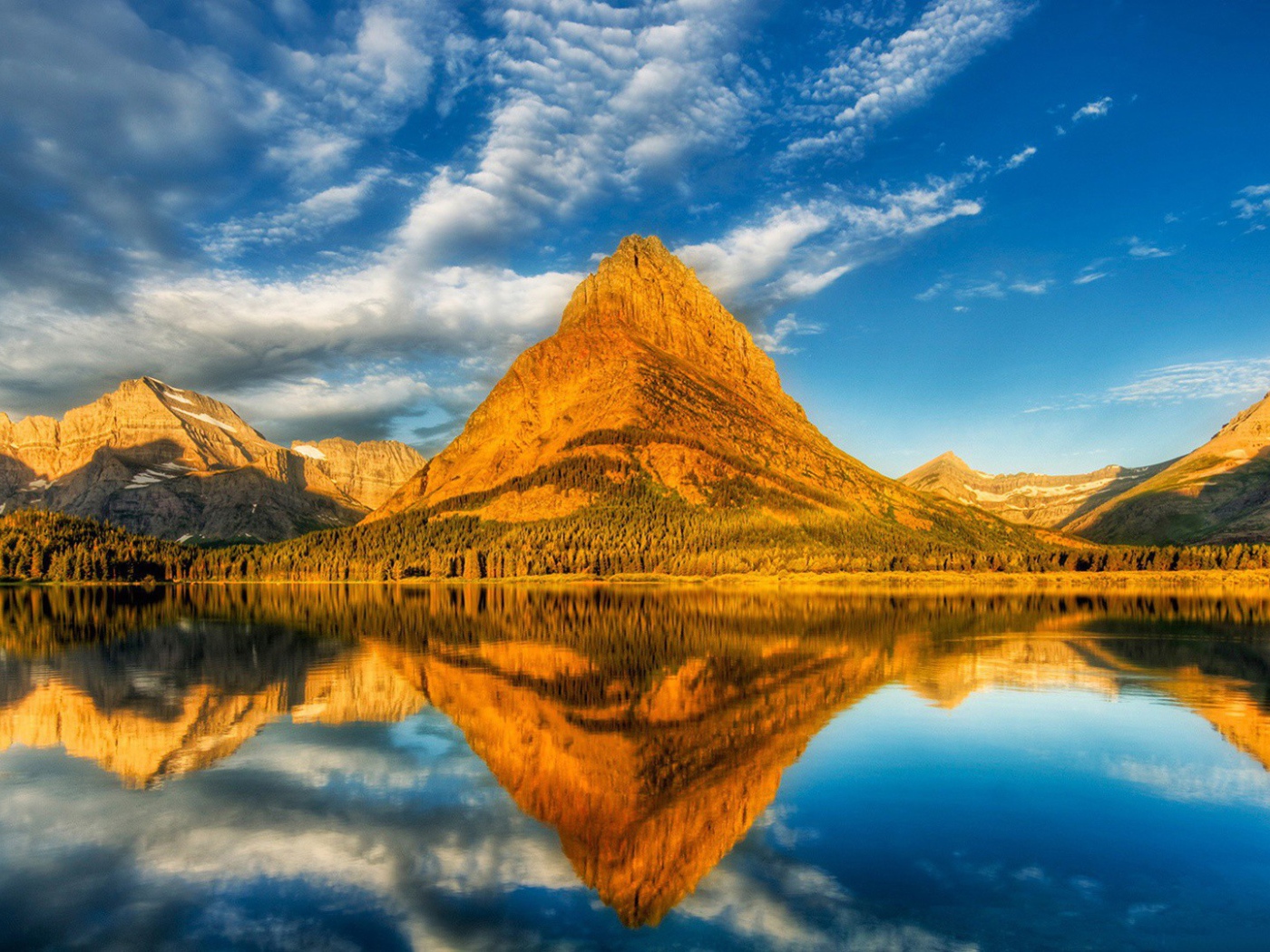 Озеро у подножия золотой горы