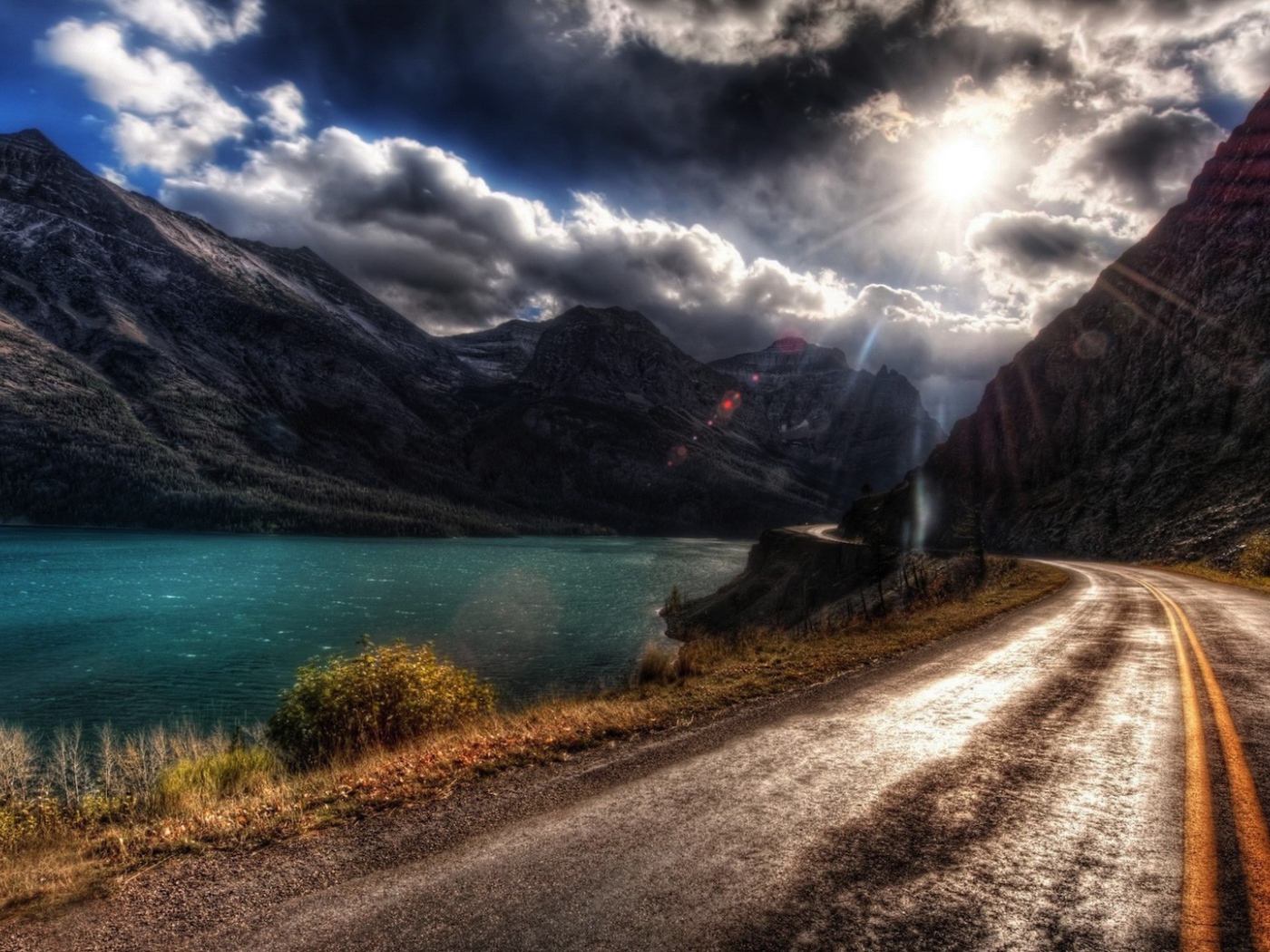 Дорога по берегу реки в горах